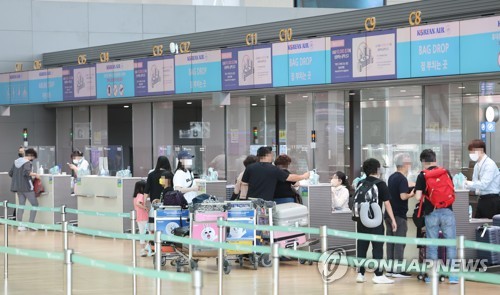 仁川国際空港で手続きをする旅行客（資料写真）＝（聯合ニュース）