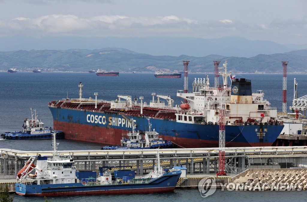 러시아 극동 항구에 기항한 중국 유조선