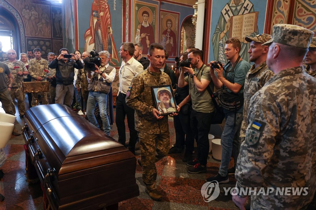 러시아와의 격전 치르다 전사한 노병의 장례식