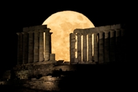 그리스 포세이돈 신전 비추는 '스트로베리 슈퍼문'