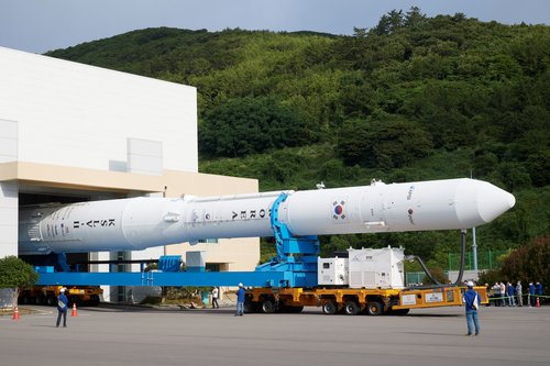 La fusée Nuri sera érigée sur la rampe de lancement