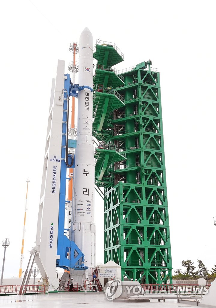 La foto, proporcionada por el Instituto de Investigación Aeroespacial de Corea del Sur, muestra el primer cohete espacial autóctono de Corea del Sur, el Nuri, conectado a su plataforma de lanzamiento, el 20 de octubre de 2021, en el Centro Espacial Naro, en Goheung, a unos 473 kilómetros al sur de Seúl. (Prohibida su reventa y archivo)
