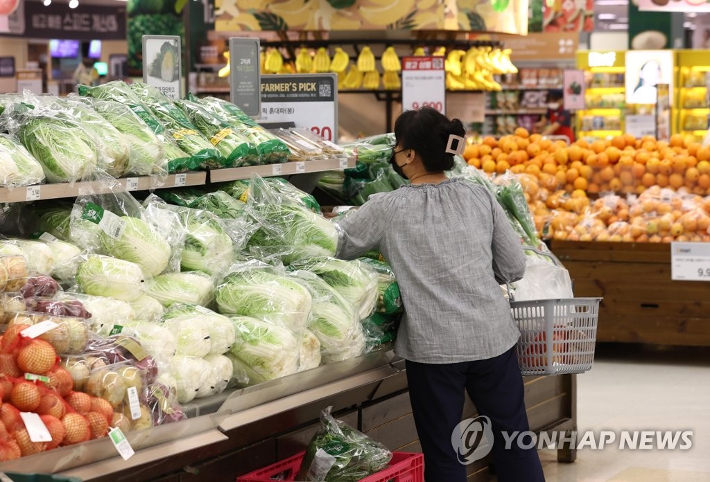 A citizen shops for vegetables at a discount supermarket in Seoul on June 15, 2022, amid high inflation. (Yonhap)