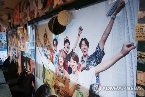 Des produits liés au groupe superstar de K-pop Bangtan Boys (BTS) dans un restaurant de Séoul. (Photo d'archives Yonhap)