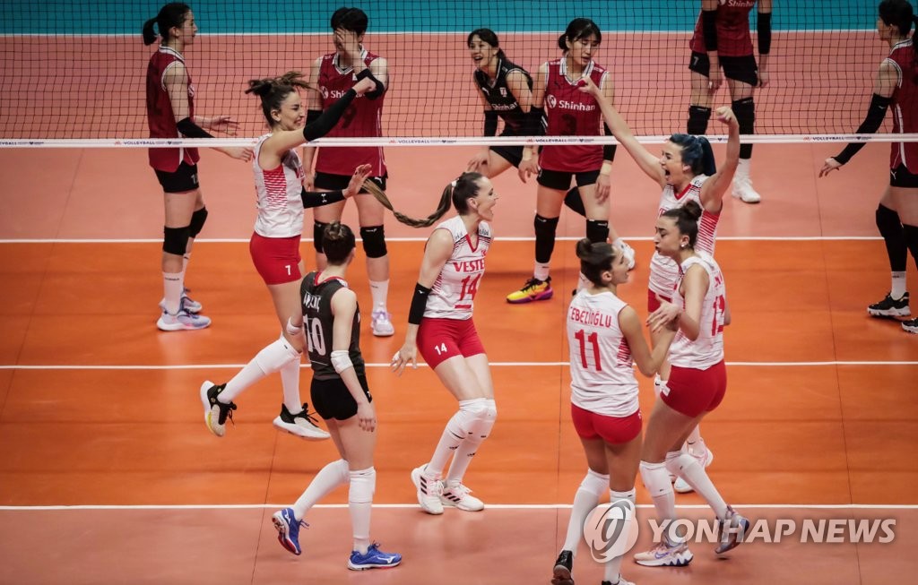 아쉬워하는 한국 여자배구대표팀