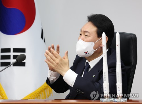 (AMPLIACIÓN) Yoon dice que Corea del Sur abre el 'camino al espacio' con el lanzamiento exitoso de un cohete