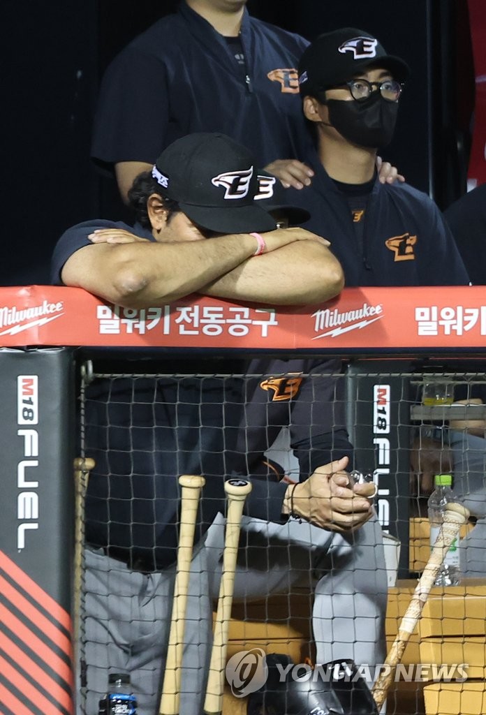 Hanwha Eagles manager Carlos Subero reacts to a play during his team's 10-4 loss to the LG Twins in a Korea Baseball Organization regular season game at Jamsil Baseball Stadium in Seoul on June 21, 2022. (Yonhap)