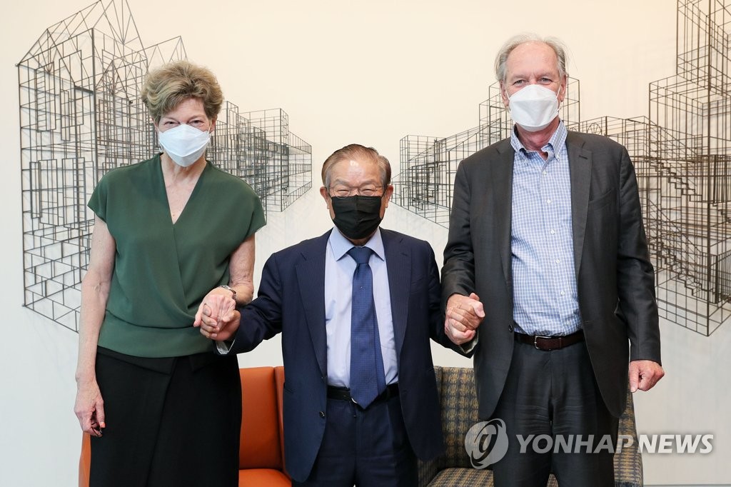 Ex-U.S. envoy, Korea Society chief visit FKI