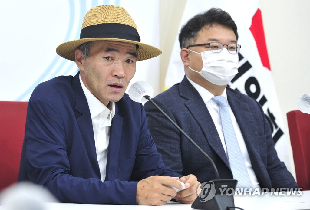 Lee Rae-jin (L), the elder brother of Dae-joon, a fisheries ministry official shot to death by North Korean soldiers in September 2020, speaks during a meeting with the ruling People Power Party (PPP) at the National Assembly in Seoul on June 24, 2022. (Pool photo) (Yonhap)