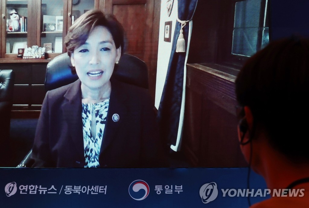 La congresista estadounidense de etnia surcoreana Young Kim participa virtualmente en el simposio sobre la paz regional, organizado por la Agencia de Noticias Yonhap, celebrado, el 24 de junio de 2022, en Seúl.