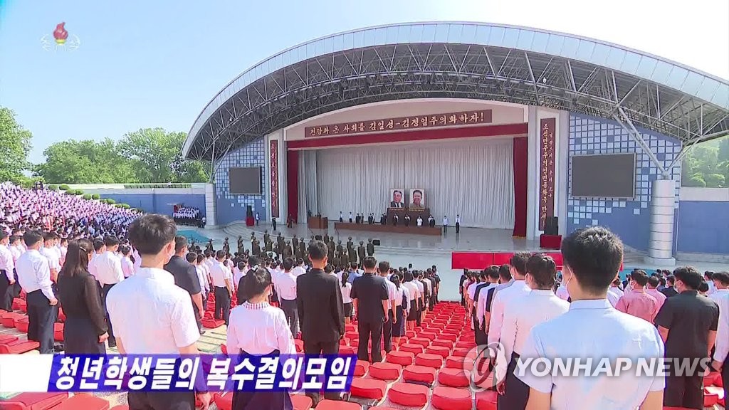 Sur cette image publiée par la Télévision centrale nord-coréenne (KCTV) le samedi 25 juin 2022, un rassemblement antiaméricain se déroule à Pyongyang pour le 72e anniversaire du déclenchement de la guerre de Corée (1950-1953). (Utilisation en Corée du Sud uniquement et redistribution interdite)