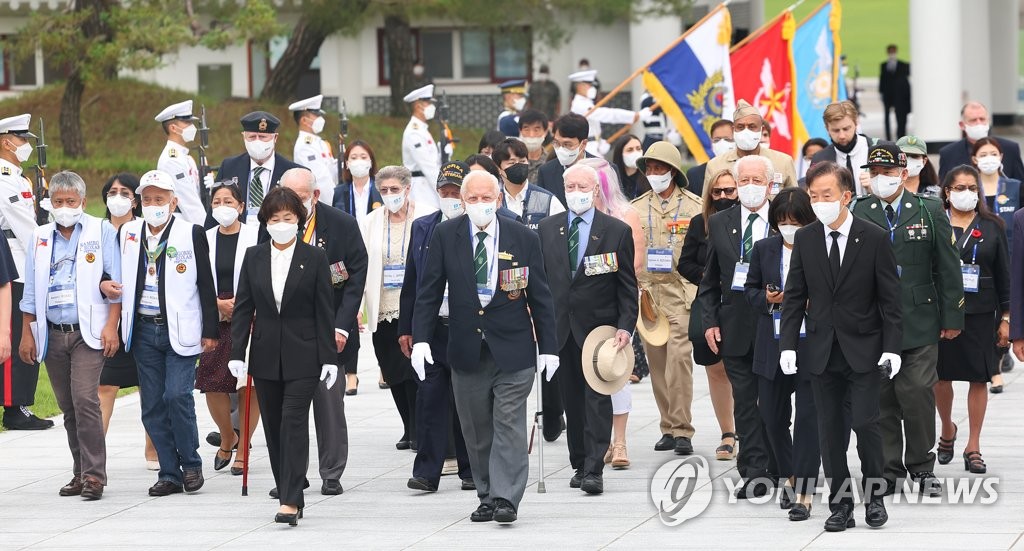 قدامى المحاربين تنضم لقوات الأمم المتحدة أثناء زيارة المقبرة الوطنية
