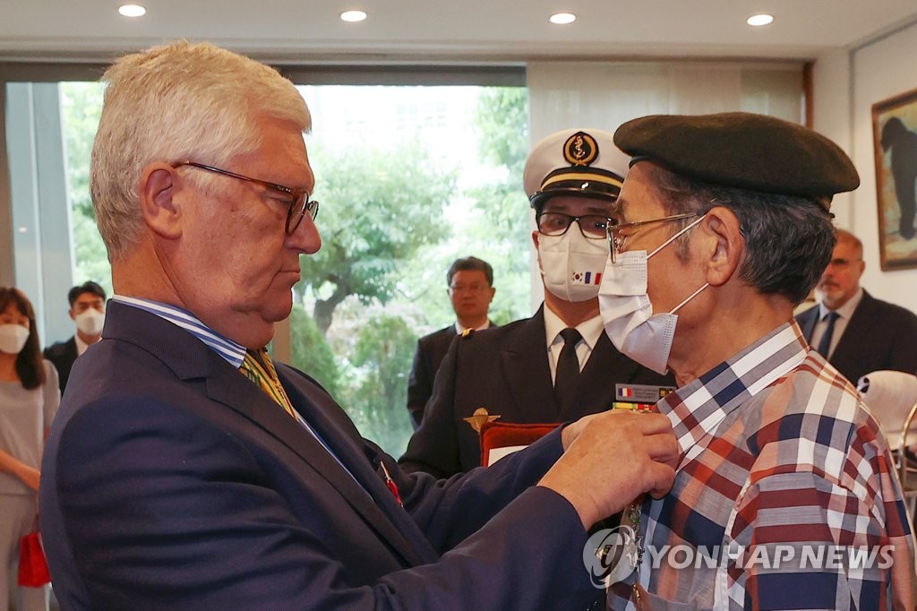 Deux vétérans coréens du bataillon français décorés par la Légion d'honneur