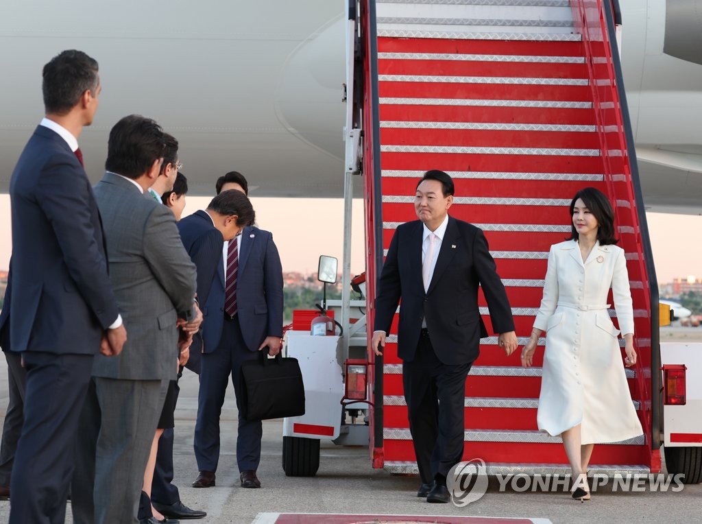 资料图片：当地时间6月27日，韩国总统尹锡悦（左）和夫人金建希飞抵马德里巴拉哈斯机场。 韩联社