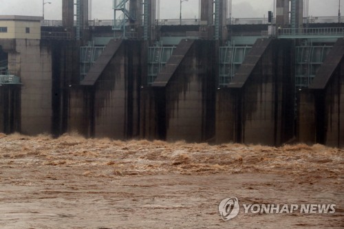 This file photo taken June 28, 2022, shows water gushing out of the floodgates of the Gunnam Dam on the Imjin River, which runs across the inter-Korean border in the South Korean border town of Yeoncheon, north of Seoul. The dam, built in 2010, was designed to deal with flash floods from North Korea. (Yonhap)
