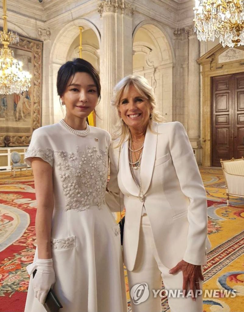 First ladies of S. Korea, U.S. meet