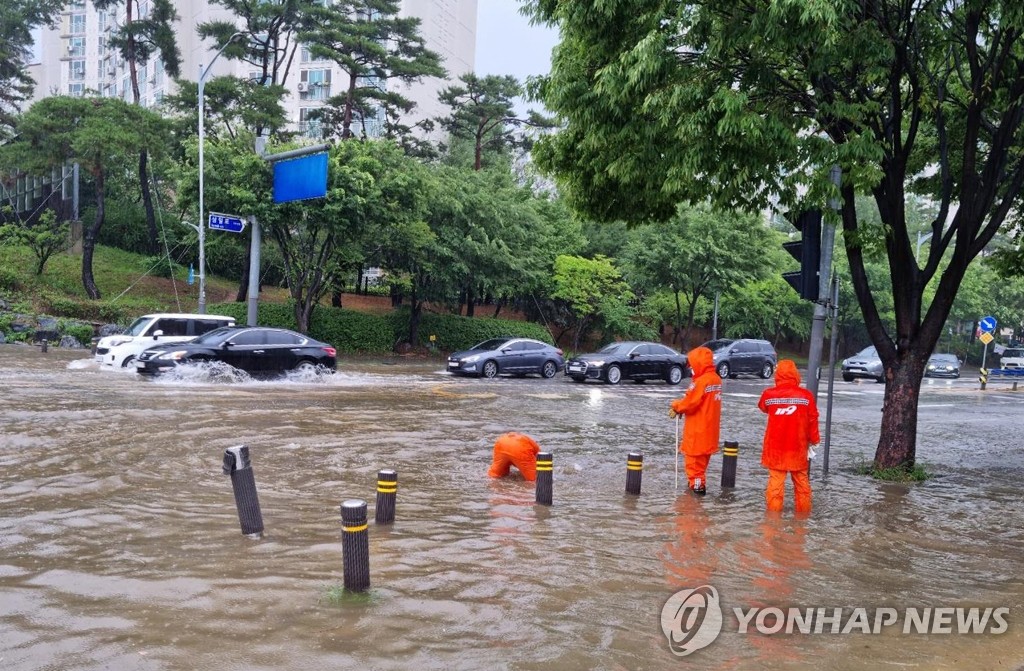 경기 남부 시간당 50㎜ 폭우…도로 침수 피해 신고 잇따라