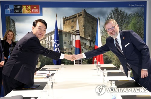 尹, 체코와 정상회담…"두코바니 원전 韓참여에 관심 가져달라"