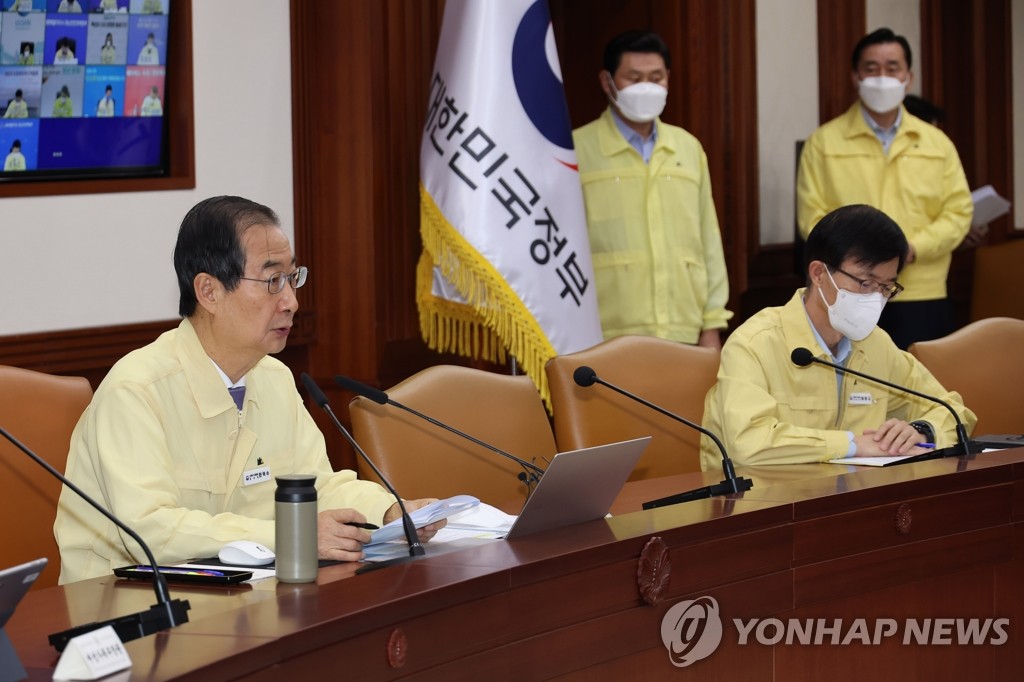 Prime Minister Han Duck-soo (L) speaks during a COVID-19 response meeting in Seoul on July 1, 2022. (Yonhap)