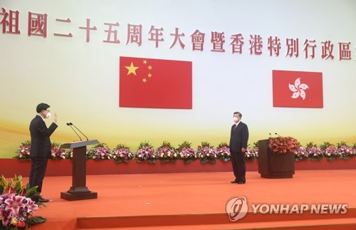 시진핑 주석에게 취임선서 하는 존 리 홍콩행정장관
