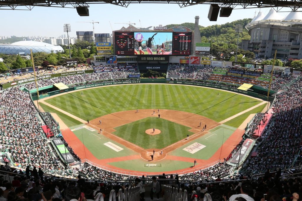 Shinsegae Group, Incheon to cooperate on building domed baseball stadium