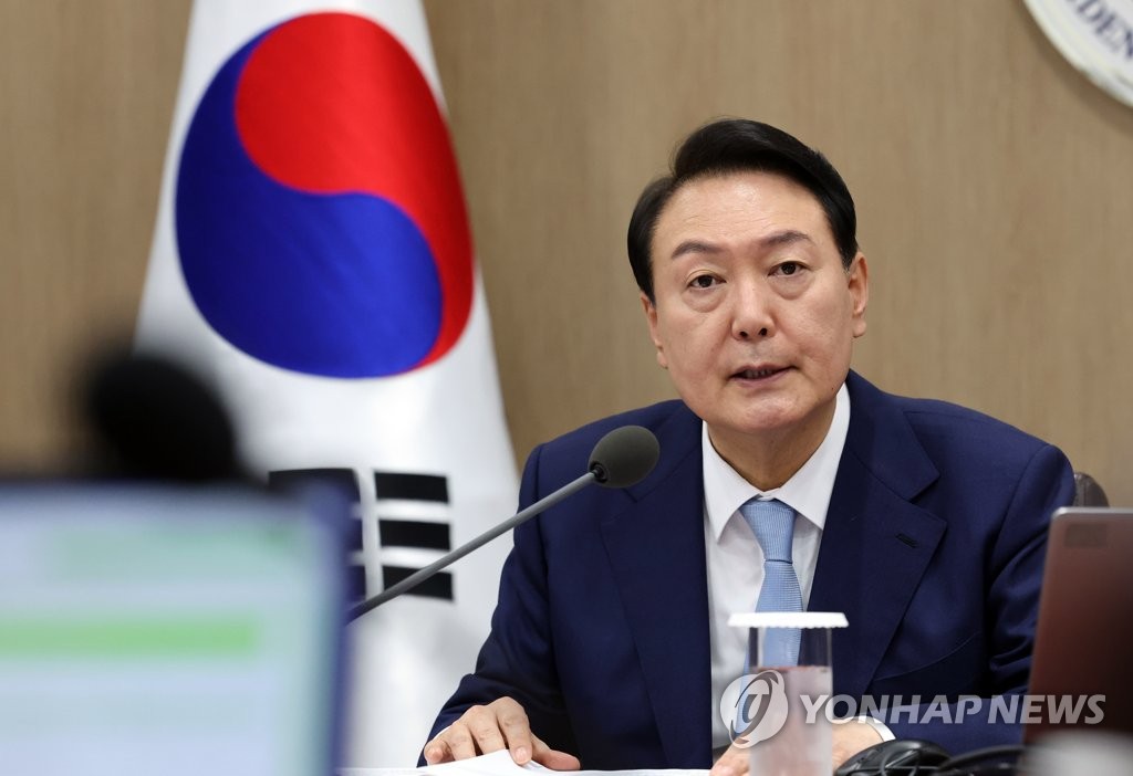Le président Yoon Suk-yeol dirige une réunion du cabinet au bureau présidentiel à Séoul le mardi 5 juillet 2022. 