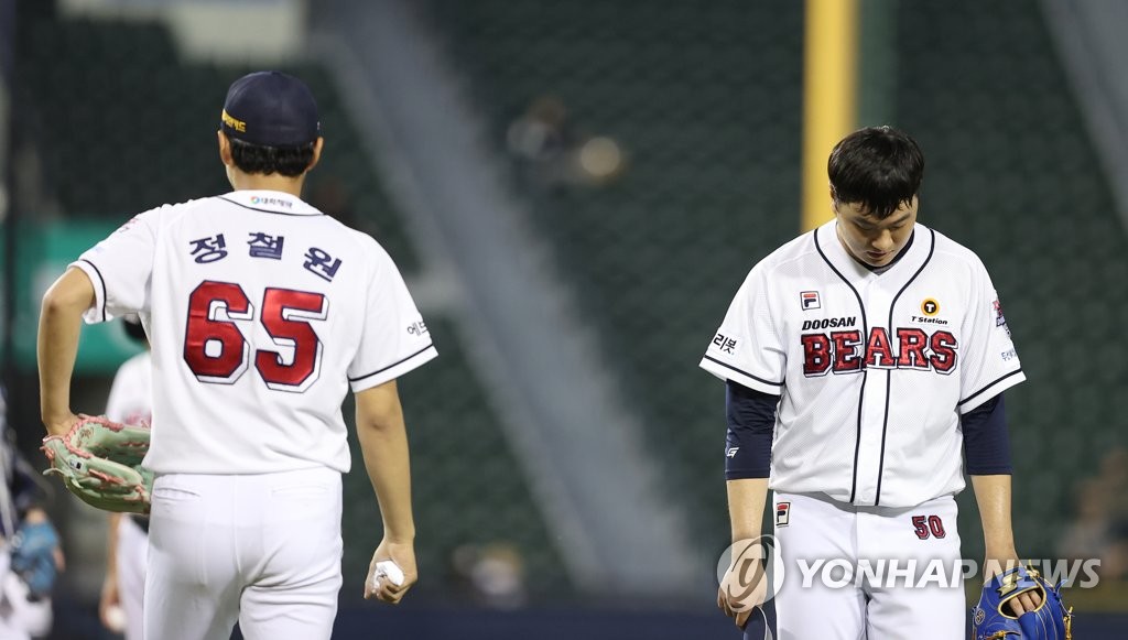 In this file photo from July 5, 2022, Lee Young-ha of the Doosan Bears (R) leaves the mound during the top of the sixth inning of a Korea Baseball Organization regular season game against the Kiwoom Heroes at Jamsil Baseball Stadium in Seoul. (Yonhap)