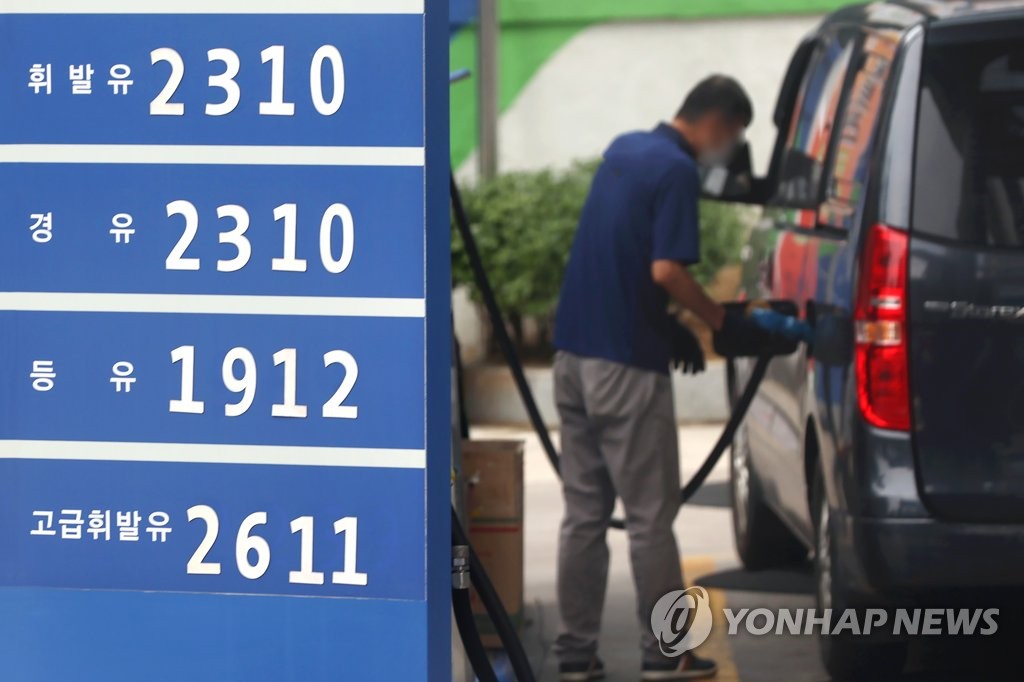 This photo, taken July 6, 2022, shows gas and diesel prices at a filling station in Seoul. (Yonhap)