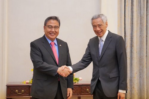 FM meets with Singaporean leader