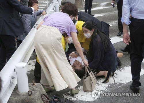선거 유세 현장에서 총격 받고 쓰러진 아베 전 일본 총리