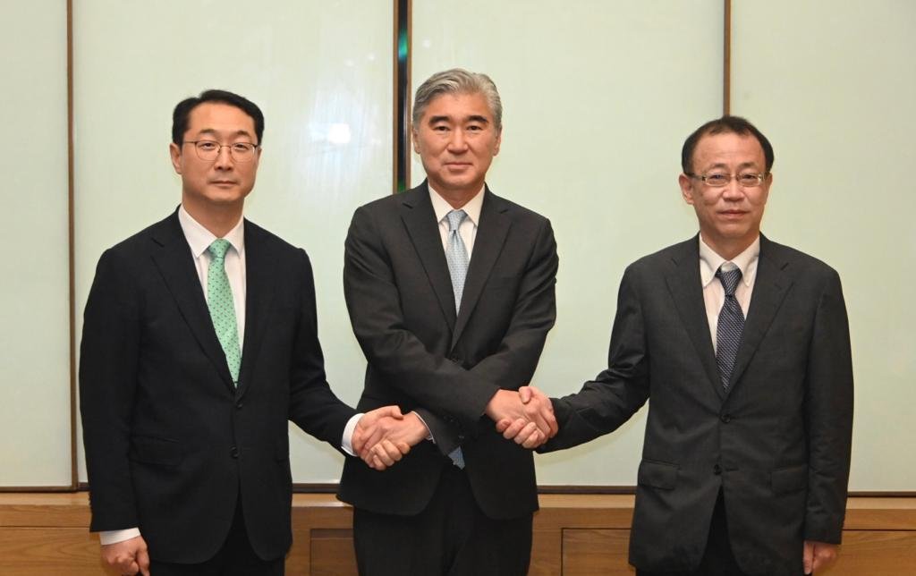 Kim Gunn (L), South Korea's chief negotiator on North Korea's nuclear ambitions, and his U.S. and Japanese counterparts -- Sung Kim (C) and Takehiro Funakoshi -- pose for a photo during their meeting in Bali, Indonesia, on July 8, 2022, in this photo provided by Seoul's foreign ministry on July 11. (PHOTO NOT FOR SALE) (Yonhap)