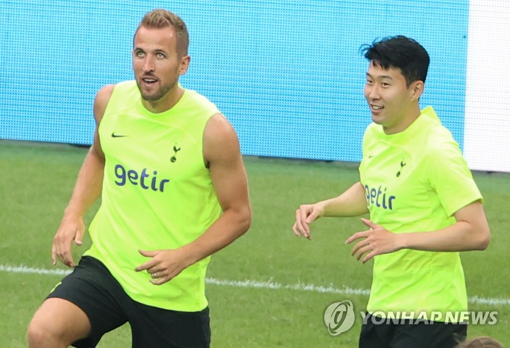 Harry Kane (L) and Son Heung-min of Tottenham Hotspur participate in an open training session at Seoul World Cup Stadium in Seoul on July 11, 2022. (Yonhap)