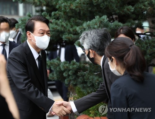 الرئيس يون يعزي في وفاة آبي شينزو