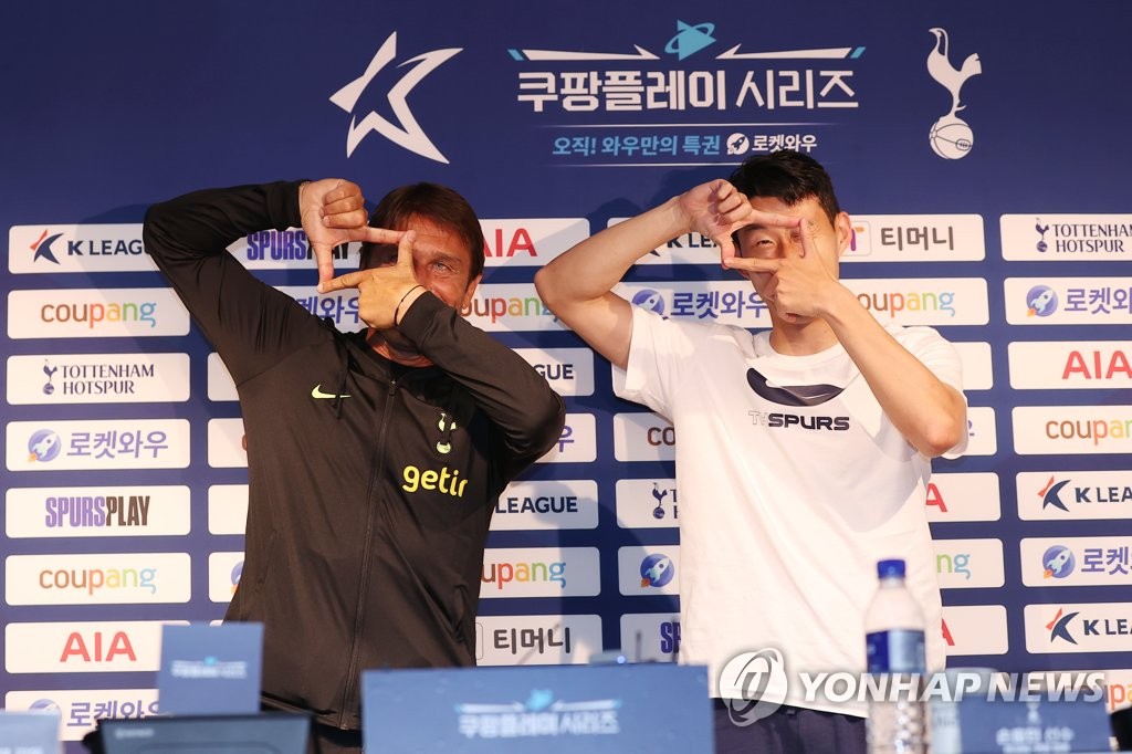 Tottenham Hotspur head coach Antonio Conte (L) and forward Son Heung-min perform Son's goal celebration during their press conference at Seoul World Cup Stadium in Seoul on July 12, 2022, the eve of Tottenham's exhibition match against Team K League. (Yonhap)