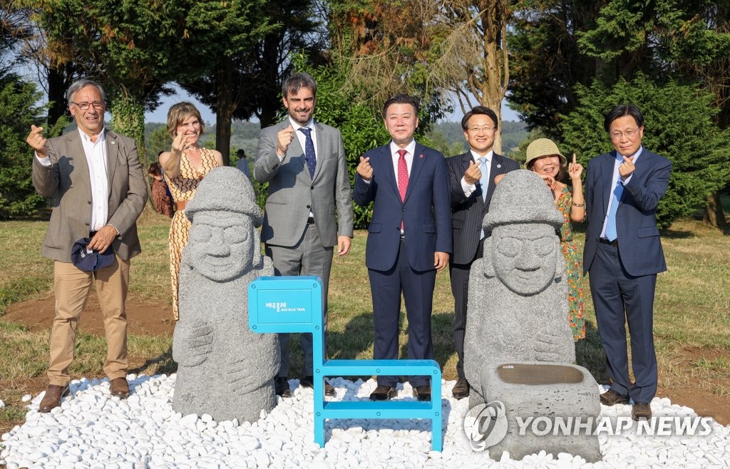 Se instalan estatuas simbólicas de la isla de Jeju en el Camino de Santiago