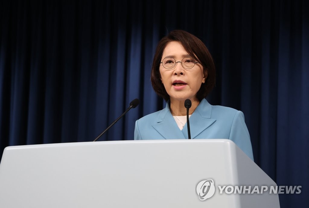 La portavoz presidencial, Kang In-sun, realiza, el 13 de julio de 2022, un informe ante los periodistas, en la oficina presidencial en Seúl. 