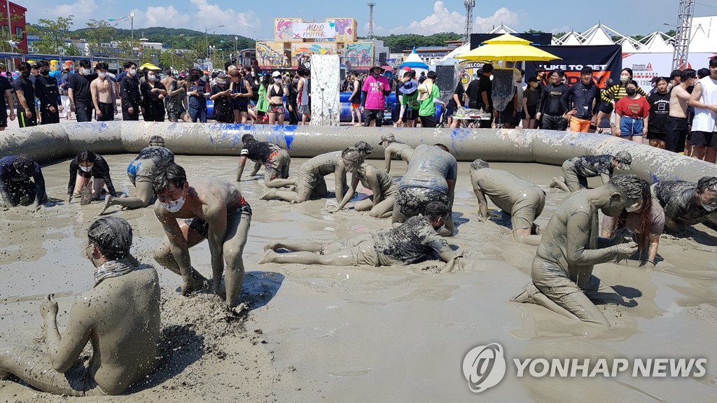 Mud festival opens | Yonhap News Agency