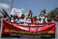 대통령 권한대행 비난하는 스리랑카 노조 시위대