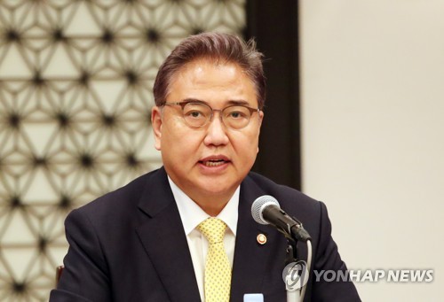 東京都内で記者会見する朴氏＝２０日、東京（聯合ニュース）
