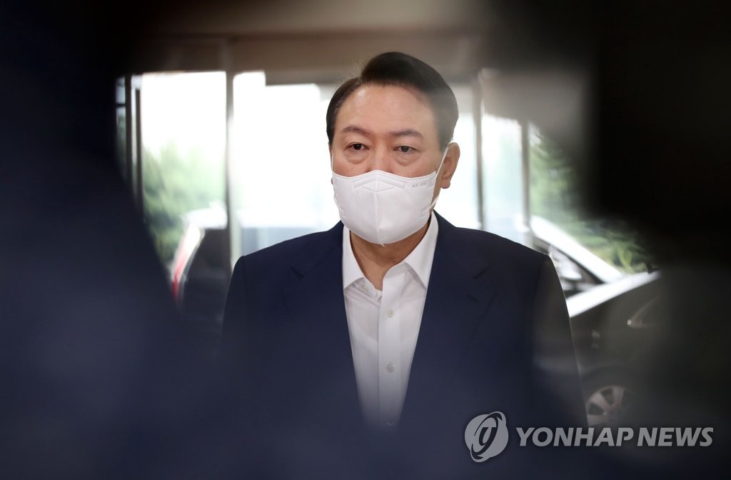 President Yoon Suk-yeol takes reporters' questions as he arrives at the presidential office in Seoul on July 22, 2022. (Pool photo) (Yonhap)
