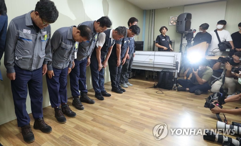 허리 숙여 인사하는 대우조선 하청 노사