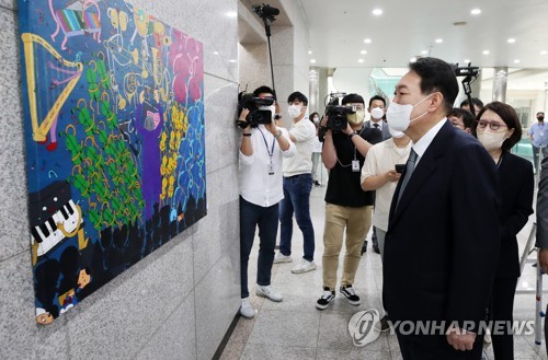윤 대통령, 출근길 로비에 전시된 발달장애 아티스트 작품 감상
