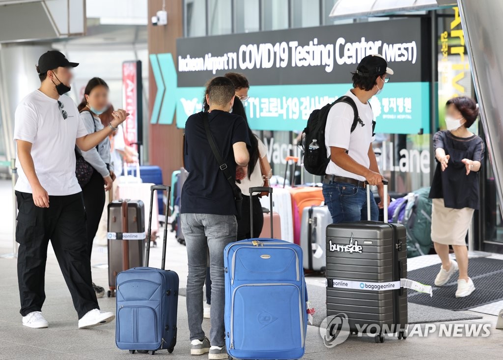 신규확진 10만명 근접…붐비는 인천공항 입국자 검사센터
