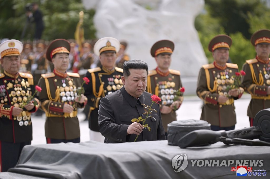 북한 김정은, 전승절에 조국해방전쟁참전열사묘 참배