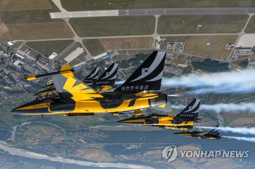 La patrouille de l'armée de l'air sud-coréenne Black Eagles effectue un vol amical avec des avions militaires polonais à la base aérienne de Deblin, en Pologne, le jeudi 28 juillet 2022 (heure locale). (Pool photo)