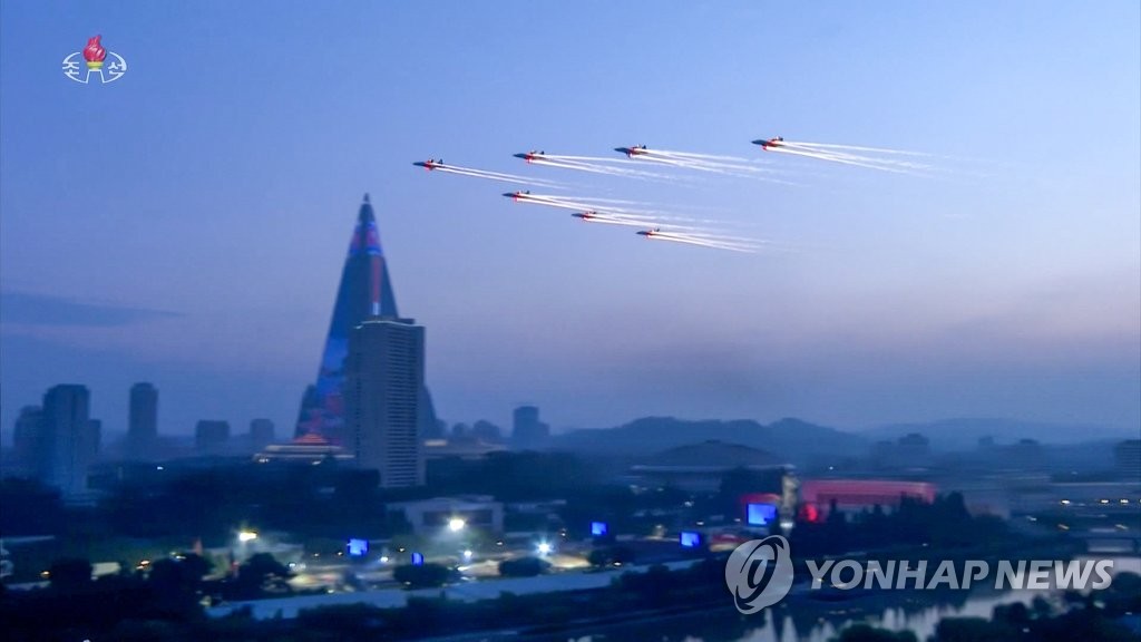 전승절에 곡예비행하는 북한 전투기