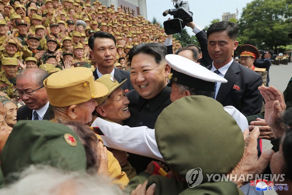La foto, publicada por la Agencia Central de Noticias de Corea del Norte (KCNA, según sus siglas en inglés), muestra al presidente del Comité de Asuntos de Estado norcoreano, Kim Jong-un (centro), con un grupo de veteranos de la Guerra de Corea que participaron en una conferencia nacional, el 28 de julio de 2022, para celebrar el 69º aniversario de la firma del armisticio de la guerra, a medida que se une a una sesión de foto grupal con ellos frente al Monumento Conmemorativo de la Victoria de la Guerra de Liberación de la Madre Patria, en Pyongyang. (Uso exclusivo dentro de Corea del Sur. Prohibida su distribución parcial o total)