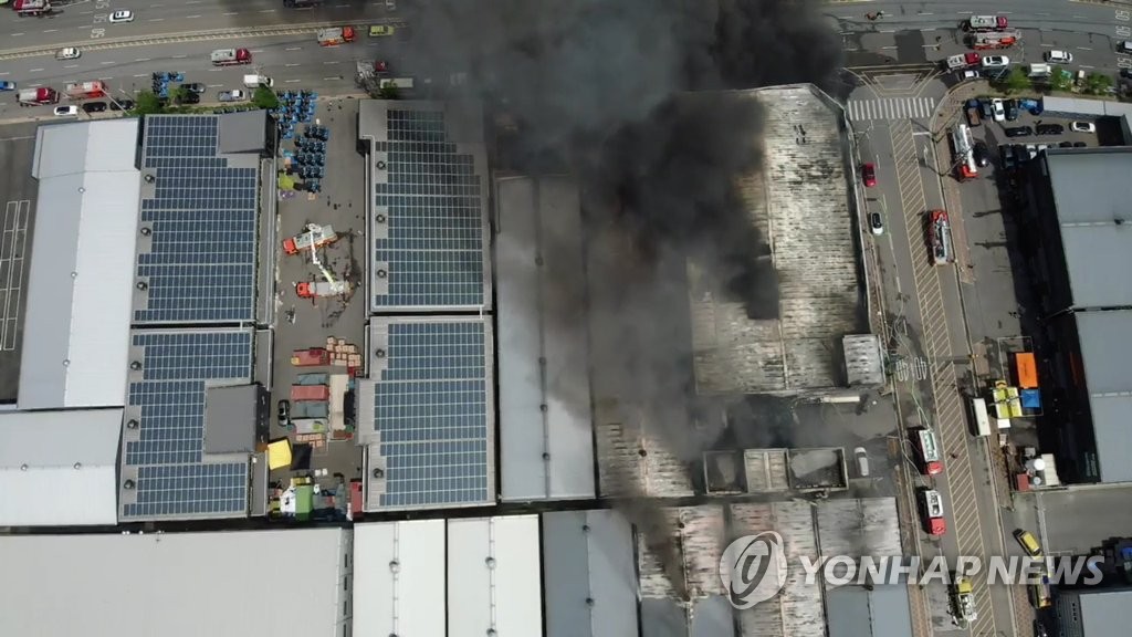 인천 자동차부품 공장서 화재…소방대응 2단계 발령