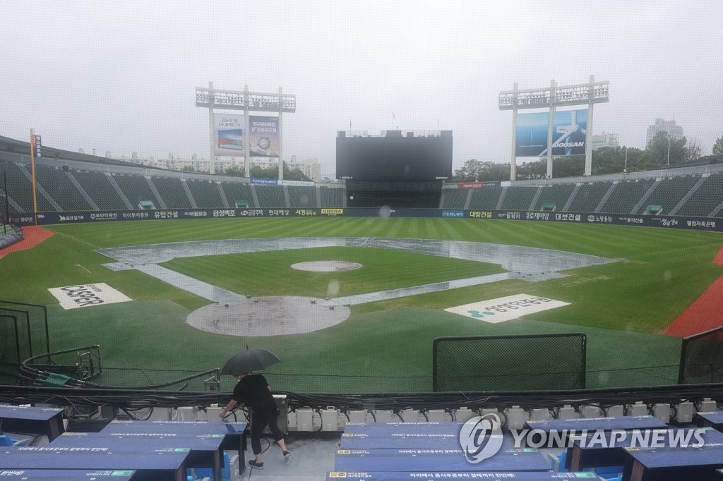 This file photo from July 31, 2022, shows Jamsil Baseball Stadium in Seoul following the cancellation of a Korea Baseball Organization regular season game between the LG Twins and the KT Wiz. (Yonhap)