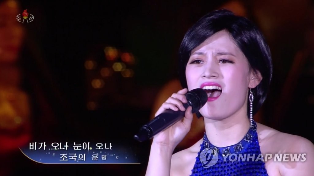 북한 전승절 기념행사에서 노래하는 신인 가수 김류경